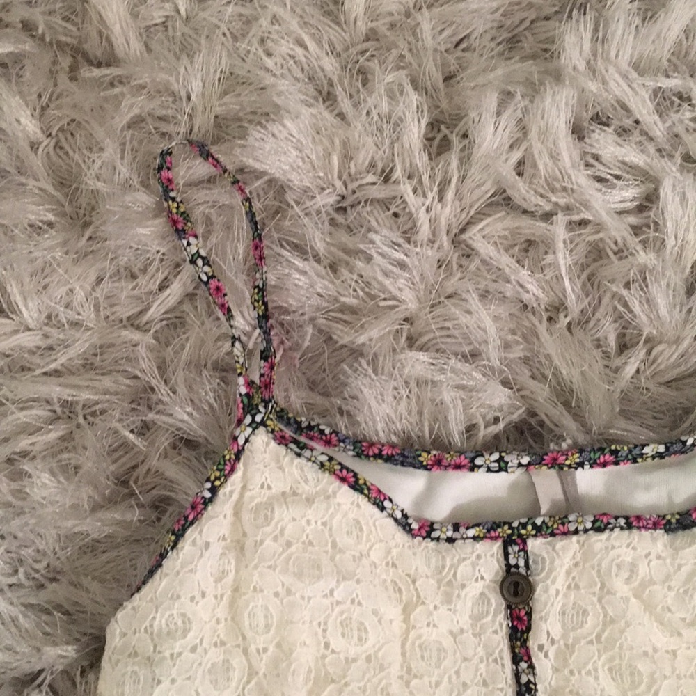 NWOT white lace crop top with floral trim 😍 - Picture 3 of 8